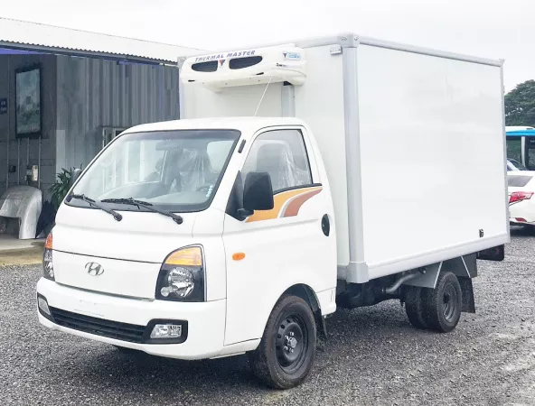 Dịch vụ thay Kính chắn gió xe tải Hyundai 1 tấn tận nơi